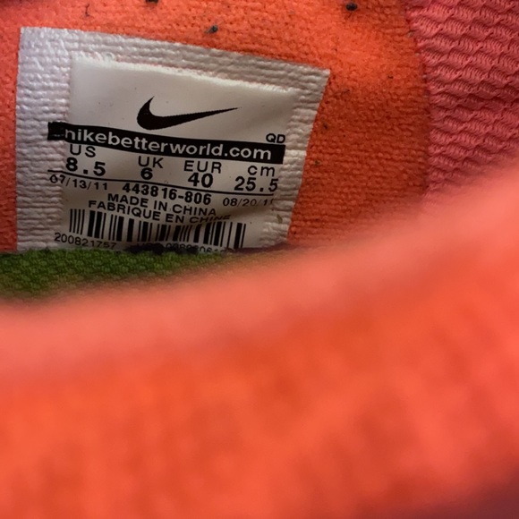 Nike bright colored running shoes - Picture 5 of 5